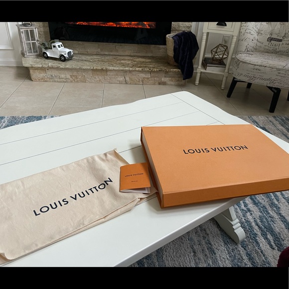 Saint-Placide Louis Vuitton LIKE NEW! Comes with box and dust bag - Picture 17 of 17